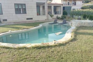 Piscina en piedra en casa particular