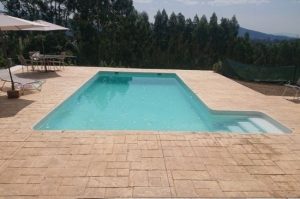 miniatura piscina con remate en hormigon impreso