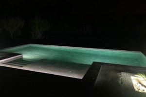 miniatura piscina suelo porcelanico nocturna