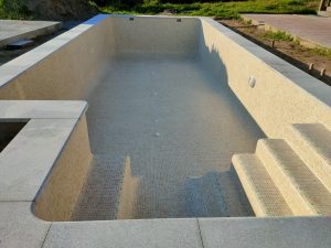 Piscina en piedra del pais_Piscinas Elifra